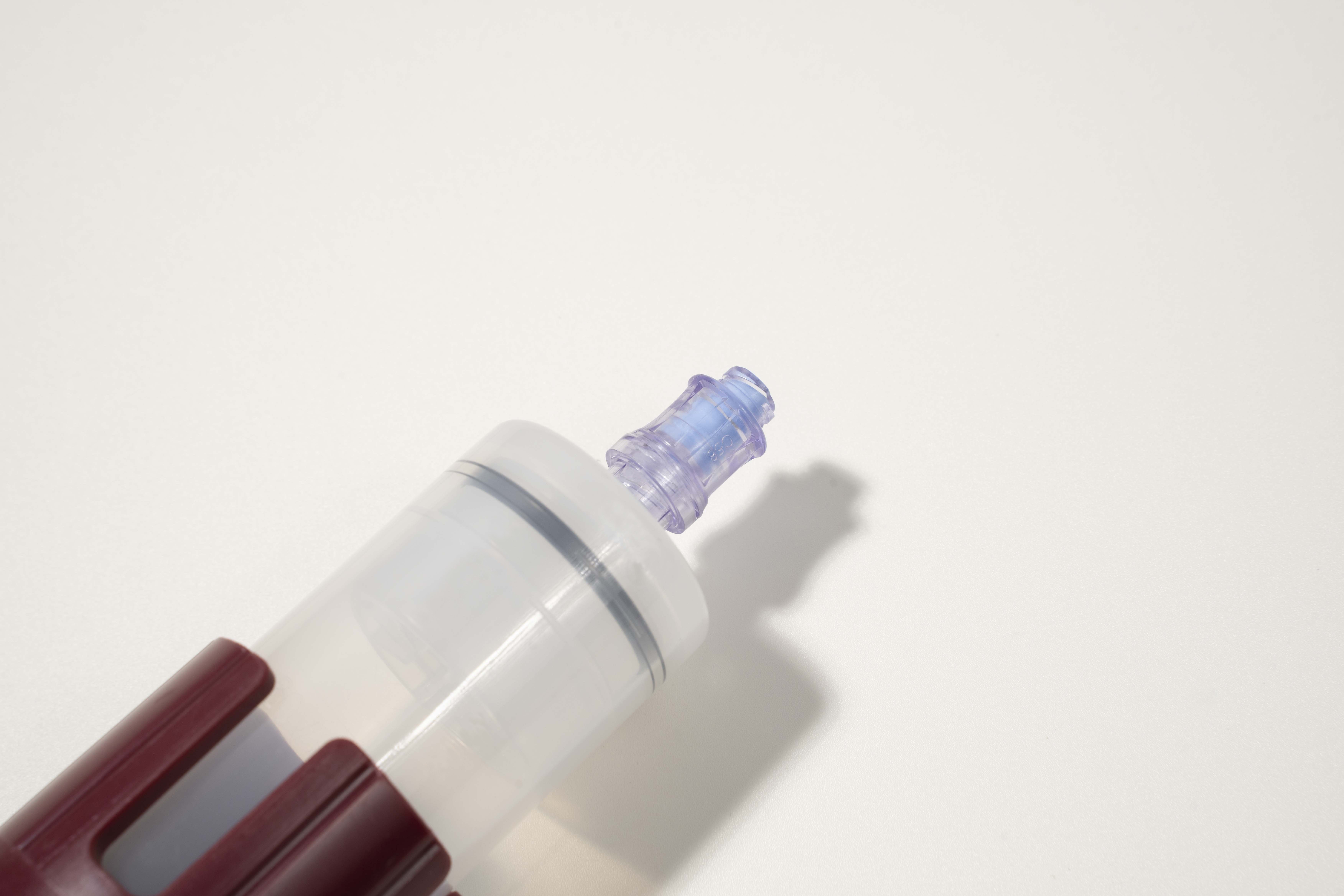 KeyPRP concentration device with maroon plungers and clear barrel